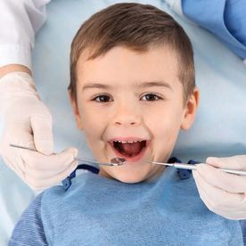 Niño en dentista