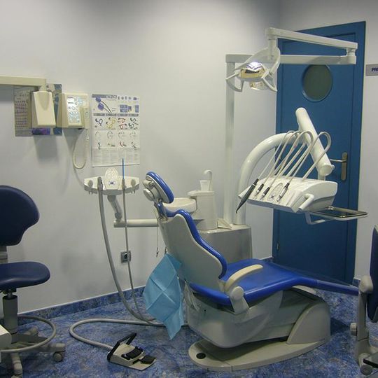 Clínica Dental Pariente consultorio con equipos dentales